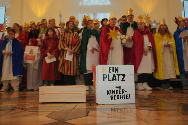 Ministerpräsident Alexander Schweitzer dankt Sternsingern für ihr Engagement für Kinderrechte