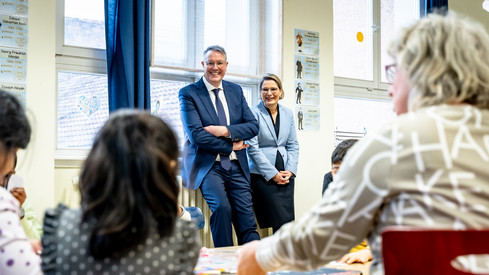 Aller Anfang kann leichter werden – Ministerpräsident Alexander Schweitzer und Bildungsministerin Dr. Stefanie Hubig besuchen Programm „FirstClass“ in der Mainzer Goetheschule