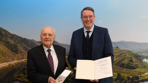 Ministerpräsident Alexander Schweitzer zeichnet Dr. Ernst Theilen für herausragendes Engagement beim Aufbau des Umwelt-Campus Birkenfeld der Hochschule Trier aus