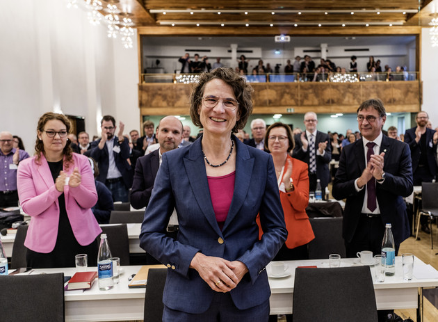 Ministerpräsident Alexander Schweitzer gratuliert neuer Kirchenpräsidentin Prof. Dr. Christiane Tietz zur Wahl