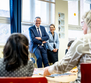 Ministerpräsident Alexander Schweitzer und Bildungsministerin Dr. Stefanie Hubig zu Besuch in der Mainzer Goetheschule.