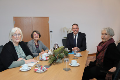 Ministerpräsident Alexander Schweitzer tauscht sich mit Landesfrauenbeirat über Gewalthilfe für Frauen und Mädchen aus