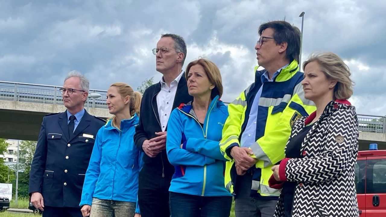 Ministerpräsidentin Malu Dreyer, Innenminister Michael Ebling und Umweltministerin Katrin Eder machen sich ein Bild von der Lage vor Ort und danken den Einsatzkräften.