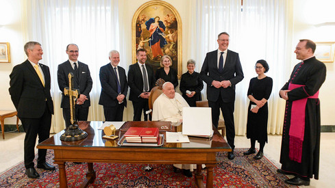 Ministerpräsident Alexander Schweitzer tief bewegt von Papst Franziskus: „Ein Mensch darf nur dann auf einen anderen herabschauen, wenn er ihm aufhelfen will“