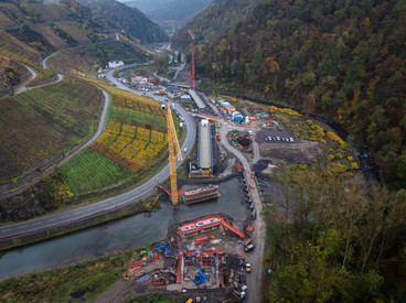 Wiederaufbau der Ahrtalbahn: Erste neue Bahnbrücke eingesetzt