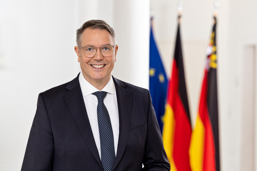 Porträtfoto Ministerpräsident Alexander Schweitzer