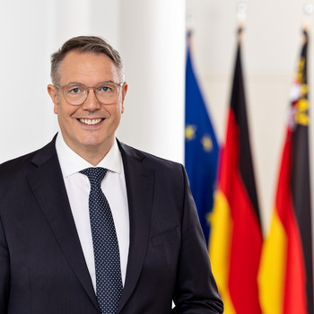 Porträtfoto Ministerpräsident Alexander Schweitzer