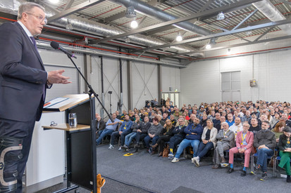 Ministerpräsident Alexander Schweitzer bei der Betriebsversammlung der Deutschen Post AG