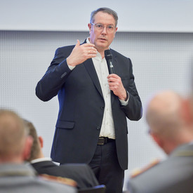 Ministerpräsident Alexander Schweitzer beim strategischen Führungsseminar in Montabaur