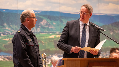 Alexander Schweitzer würdigt den Einsatz der Helferinnen und Helfern des Hoteleinsturzes und ehrt Brand- und Katastrophenschutzinspekteur Jörg Teusch