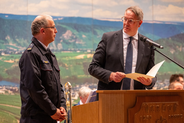 Alexander Schweitzer würdigt den Einsatz der Helferinnen und Helfern des Hoteleinsturzes und ehrt Brand- und Katastrophenschutzinspekteur Jörg Teusch